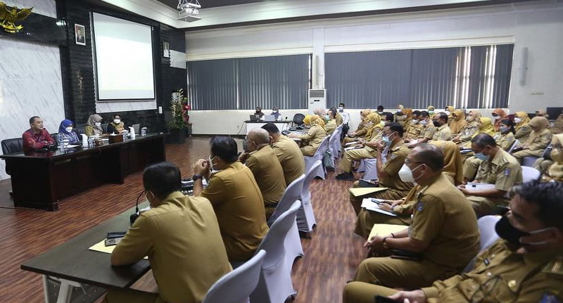 Eri Cahyadi saat memimpin rapat evaluasi penanganan stunting di Kantor Bappeko Surabaya