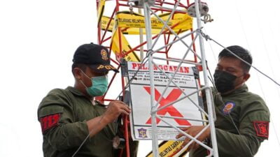 Petugas Satpol PP Kota Surabaya Melakukan Penyegelan Menara Telekomunikasi Tanpa Izin