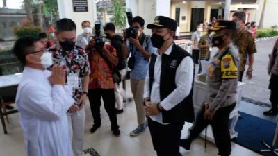 Wali Kota Surabaya Eri Cahyadi Saat Melakukan Pengecekan Lapangan