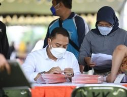 Penyaluran Bansos, Wali Kota Surabaya Terjun Langsung Layani Warga