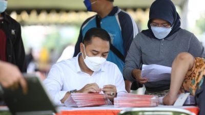 Penyaluran Bansos, Wali Kota Surabaya Terjun Langsung Layani Warga