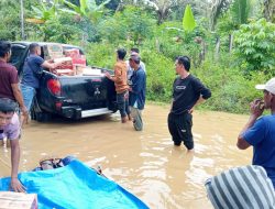 Amad Leumbeng Kembali Serahkan Bantuan Korban Banjir Aceh Timur