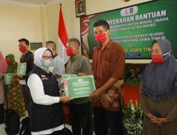 Bupati Mundjidah Wahab Dampingi Gubernur Jawa Timur Salurkan Zakat Produktif Bagi Pelaku Usaha Ultra