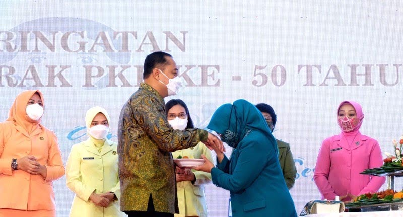 Wali Kota Eri saat Peringatan HUT PKK Surabaya