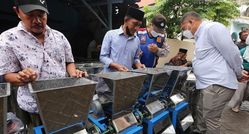 Tingkatkan Produktivitas, Pemkot Surabaya Bagikan Bantuan Kepada Pengrajin Tempe Sukomanunggal