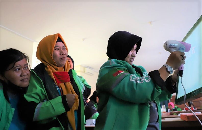 Pemkot Surabaya Beri Pelatihan Sablon hingga Jahit Bagi Driver Ojol Perempuan