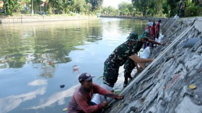 Pemkot Surabaya Bersama TNI AL Bersihkan Kalimas