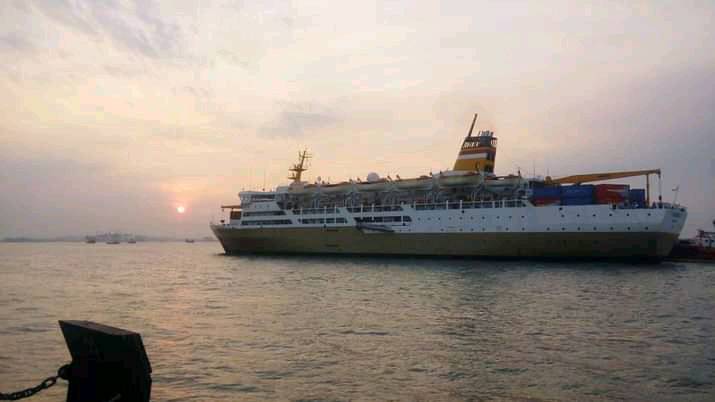 Kapal Pelni KM sangiang