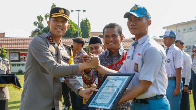 Kapolres Jombang Berikan Penghargaan kepada Pelajar Paskibraka HUT RI ke-78