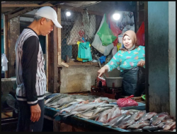 Ganjar Pranowo Berinteraksi dengan Pedagang Pasar di Surabaya: Keluhan dan Doa Muncul