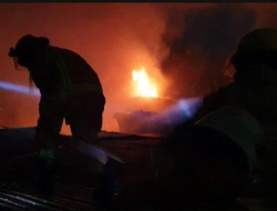 Kebakaran Melanda 3 Rumah di Simokerto Surabaya, Petugas Pemadam Kebakaran Mengirim 17 Truk