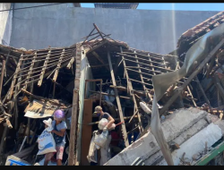 Tiga Bangunan di Surabaya Ambruk Selama Pengerjaan Box Culvert, Motor Tertimbun di Reruntuhan