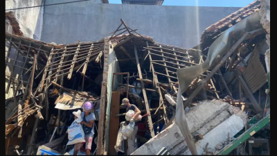Tiga Bangunan di Surabaya Ambruk Selama Pengerjaan Box Culvert, Motor Tertimbun di Reruntuhan