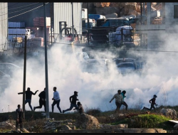 Polisi Turki Menggunakan Gas Air Mata untuk Mengatasi Massa Pendukung Palestina