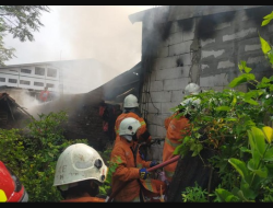 Rumah di Surabaya Terbakar Ketika Penghuninya Sedang Berjualan Nasi