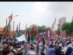 Puluhan Ribu Warga Surabaya Bersatu di Aksi Solidaritas Bela Palestina