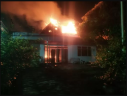 Kebakaran Hebat di Rumah Mantan Direktur Kebun Binatang Surabaya, Seorang Korban Dilarikan ke Rumah Sakit