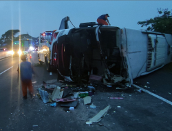 Kecelakaan di Tol Surabaya-Gempol: Bus Terguling Usai Menabrak Dump Truk