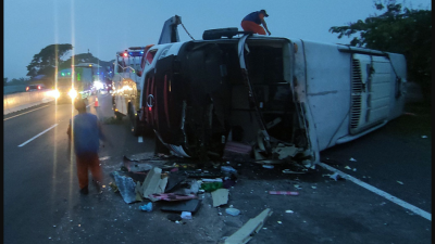 Kecelakaan di Tol Surabaya-Gempol: Bus Terguling Usai Menabrak Dump Truk