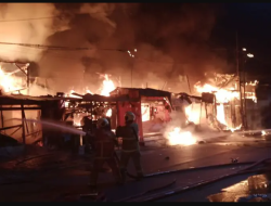 Kebakaran Hebat Melanda Jalan Patmosusatro Surabaya: 12 Unit Pemadam Dikerahkan