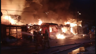 Kebakaran Hebat Melanda Jalan Patmosusatro Surabaya: 12 Unit Pemadam Dikerahkan