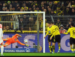 Borussia Dortmund vs RB Leipzig: Die Borussen Tertunduk, Hummels Terkena Kartu Merah