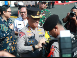 Kapolda Jatim Serahkan 50 Body Cam ke Polrestabes Surabaya untuk Kesiapan Operasi Lilin Semeru 2023 dan Pam Pilpres 2024