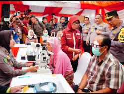 Kapolri Listyo Sigit Prabowo Tinjau Kegiatan Bakti Kesehatan dan Baksos di Surabaya