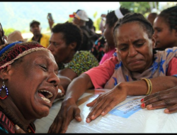 Pemakaman Mantan Gubernur Papua Lukas Enembe Terhambat oleh Hujan