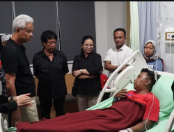 Kejadian Mengejutkan: Istri Ganjar Menangis saat Jenguk Relawan yang Dikeroyok Oknum TNI